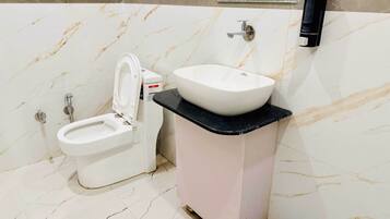 Deluxe-Dreibettzimmer | Badezimmer | Dusche, Handtücher, Seife, Shampoo