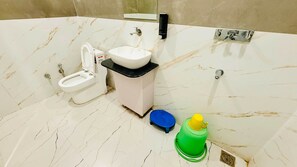 Shower, towels, soap, shampoo - Hotel Shree Rameshwaram (Khandwa)