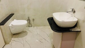 Chambre Triple Deluxe | Salle de bain | Douche, serviettes fournies, savon, shampoing