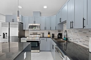 Réfrigérateur, four à micro-ondes, un four, surface de cuisson