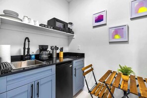 Kühlschrank, Mikrowelle, Herdplatte, Wasserkocher mit Kaffee-/Teezubehör