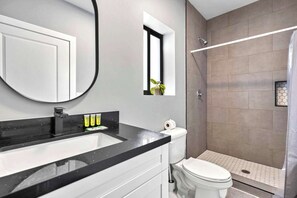 Shower, hair dryer - Spacious Miami Studio | Minutes to Wynwood (Miami)