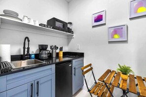 Frigorifero, microonde, piano cottura, macchina per tè/caffè