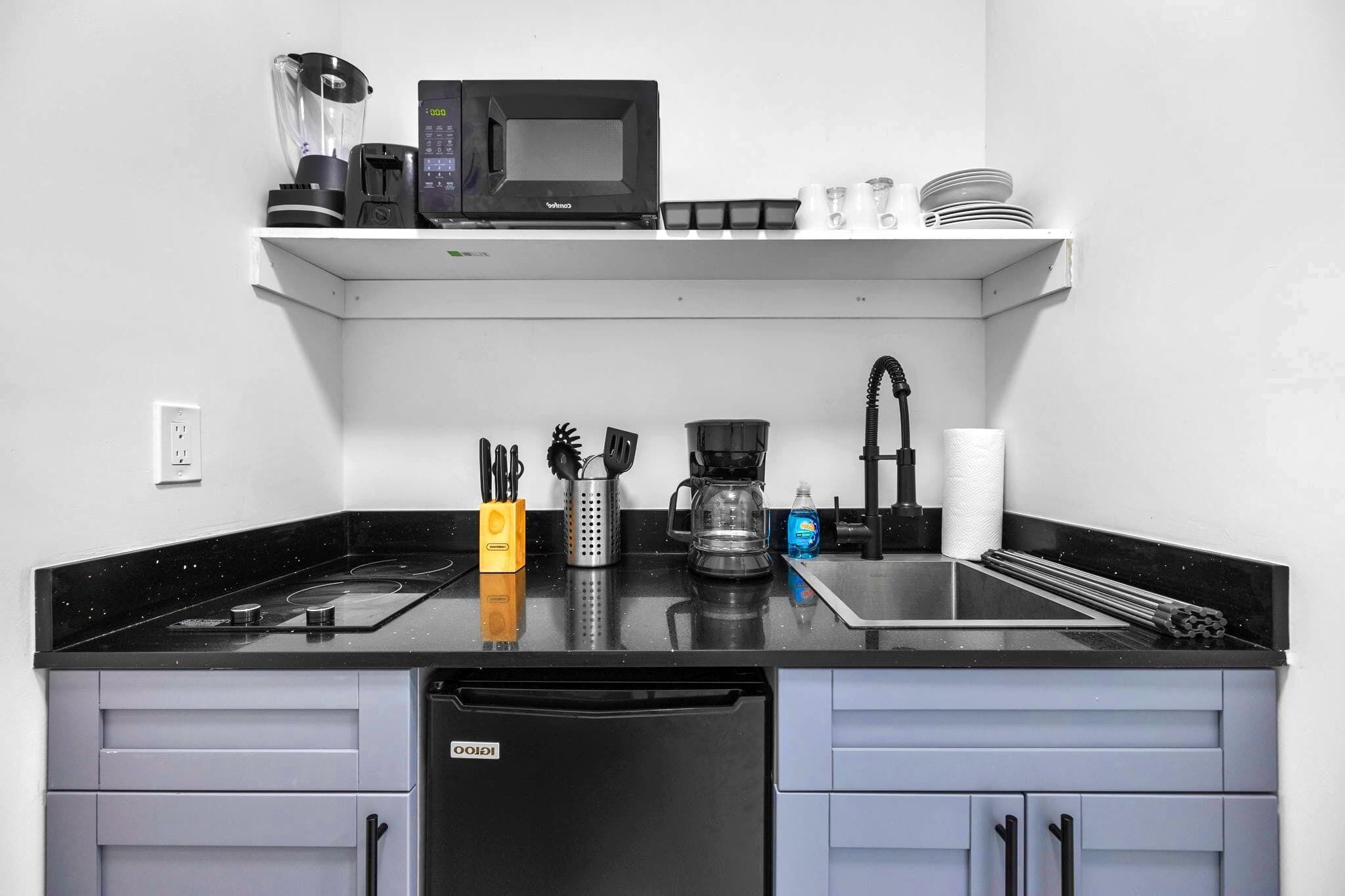 Réfrigérateur, four à micro-ondes, surface de cuisson, cafetière-théière