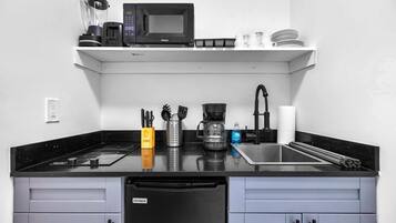 Réfrigérateur, four à micro-ondes, surface de cuisson, cafetière-théière