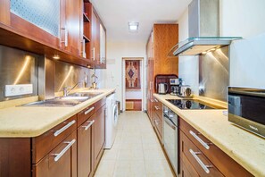 Fridge, microwave, oven, coffee/tea maker