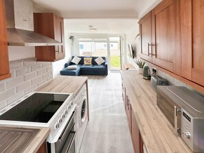 Mikrowelle, Ofen, Esstisch