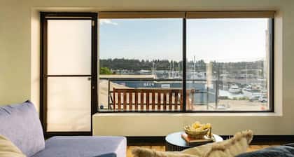 The Ballard Loft | Sleeps 8 | Steps to Shops & Dining