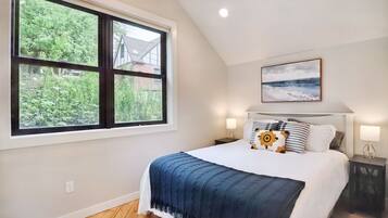 2 bedrooms, desk, iron/ironing board, WiFi