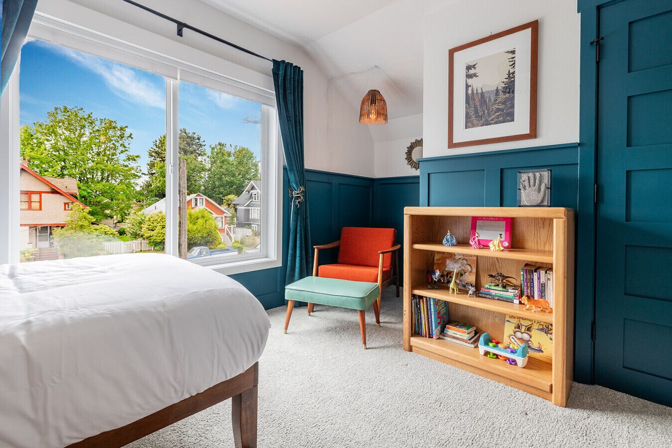 Desk, iron/ironing board, travel cot, WiFi