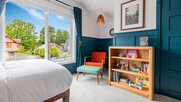 Desk, iron/ironing board, travel cot, WiFi