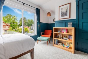 Schreibtisch, Bügeleisen/Bügelbrett, Reisekinderbett, WLAN