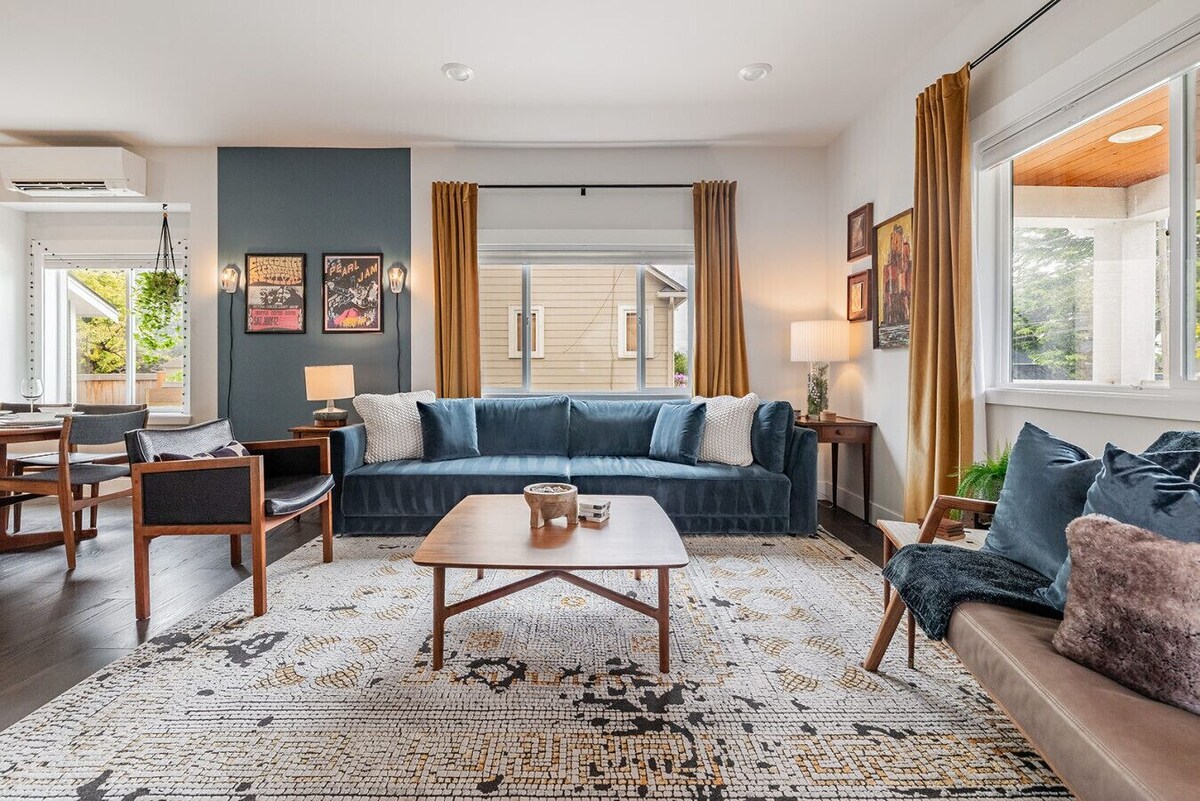 Ballard Craftsman | Sleeps 10 | A/C, BBQ & Firepit