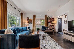 Smart TV, books, stereo