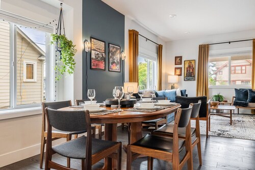 Ballard Craftsman | Sleeps 10 | A/C, BBQ & Firepit