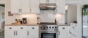 Ballard Craftsman | Sleeps 10 | A/C, BBQ & Firepit