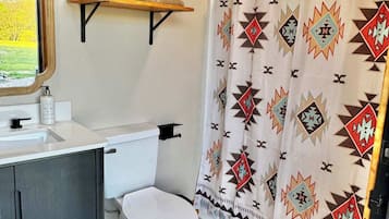 Een douche, handdoeken