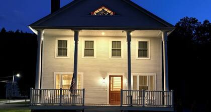 Downtown Ludlow, walk to ski shuttle, room for multiple families, pet friendly!
