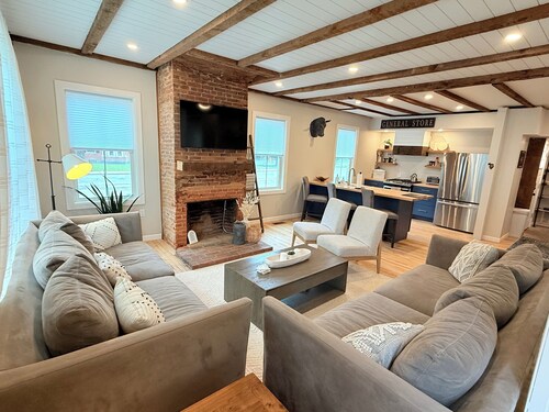 Downtown Ludlow, walk to ski shuttle, room for multiple families, pet friendly!