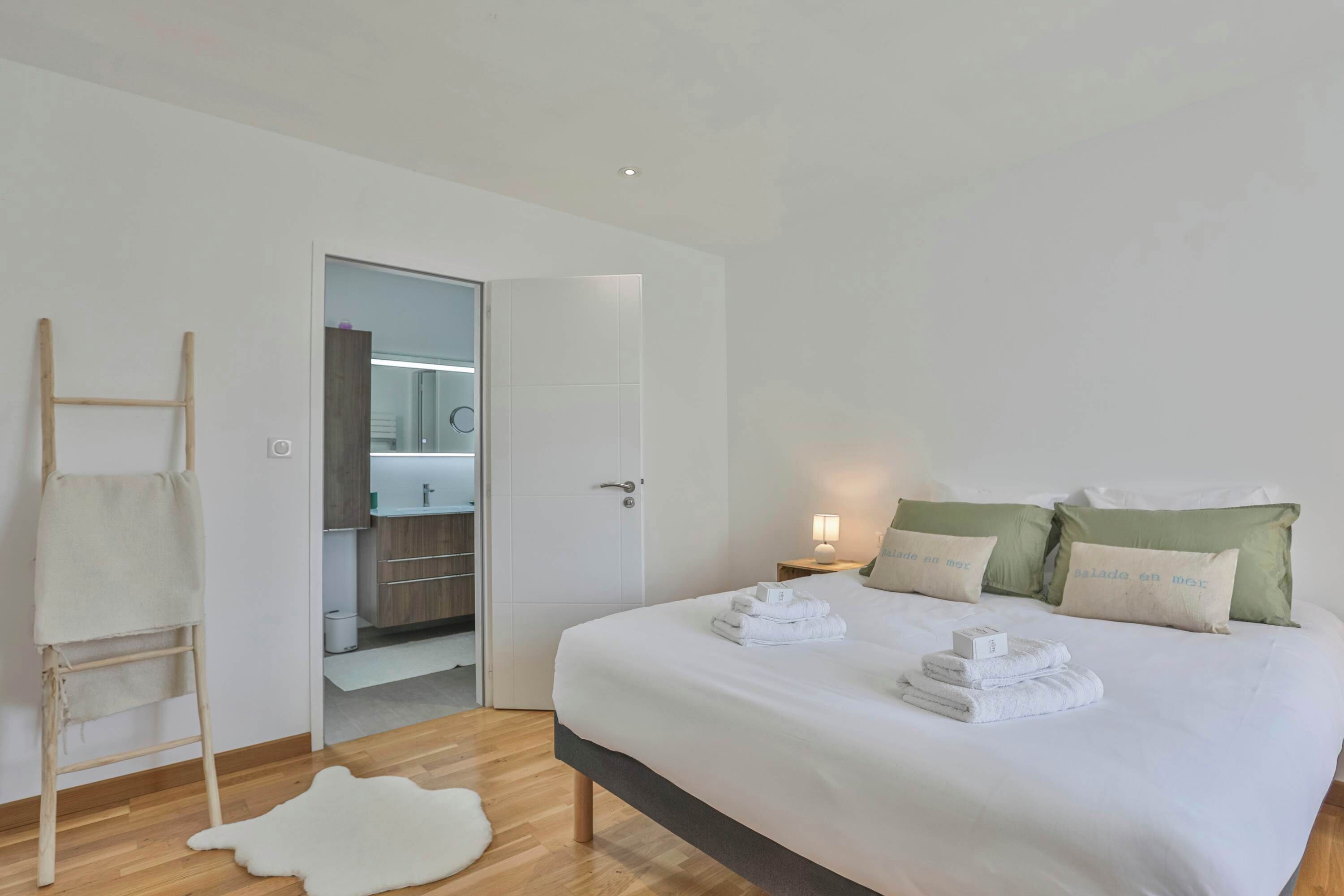 4 slaapkamers, een bureau, een strijkplank/strijkijzer, wifi