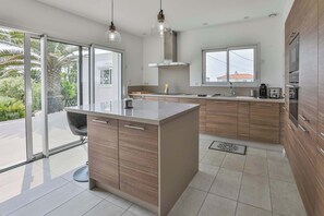 Réfrigérateur, four à micro-ondes, un four, surface de cuisson