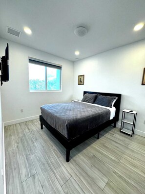 4 bedrooms, desk, WiFi, bed sheets