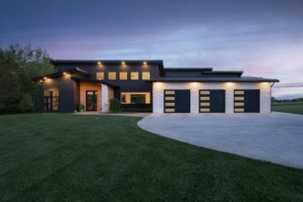 Exterior - Dragonfly Retreat hot tub, sauna, 6 beds, 3 bath, large yard 3 min from Downtown (Saugatuck)