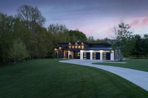 Exterior - Dragonfly Retreat hot tub, sauna, 6 beds, 3 bath, large yard 3 min from Downtown (Saugatuck)