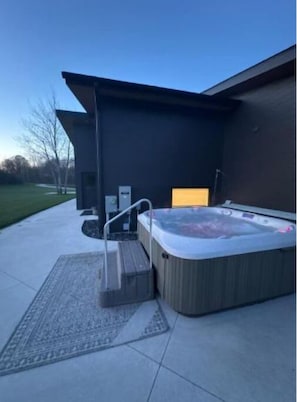 Outdoor spa tub - Dragonfly Retreat hot tub, sauna, 6 beds, 3 bath, large yard 3 min from Downtown (Saugatuck)