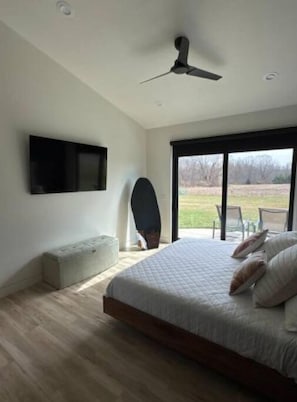 5 bedrooms, free WiFi, bed sheets, wheelchair access - Dragonfly Retreat hot tub, sauna, 6 beds, 3 bath, large yard 3 min from Downtown (Saugatuck)