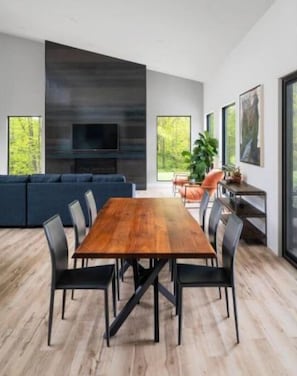 Dining - Dragonfly Retreat hot tub, sauna, 6 beds, 3 bath, large yard 3 min from Downtown (Saugatuck)