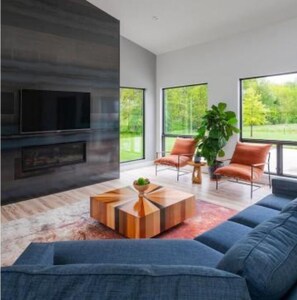 Smart TV, chimenea y estéreo 