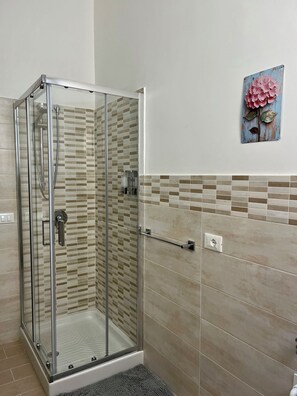 Dusche, Haartrockner, Bidet, Handtücher