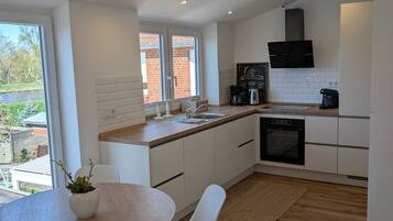 Een oven, een kookplaat, een vaatwasser