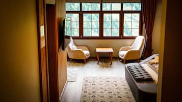 Deluxe Room, City View | Soundproofing, free WiFi