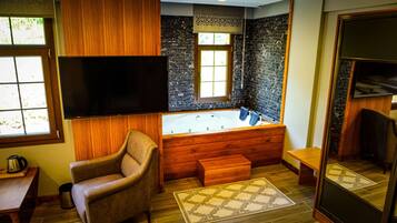 Deluxe Suite, City View | Jetted bathtub