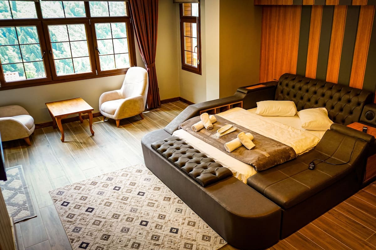 Deluxe Room, City View | Soundproofing, free WiFi