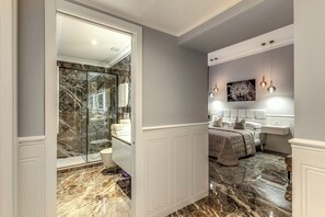 Habitación triple junior, balcón | Caja de seguridad en la habitación, escritorio y insonorización 