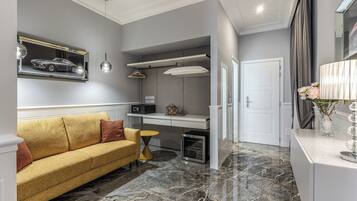 Caja de seguridad en la habitación y escritorio