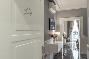 Luxe vierpersoonskamer, uitzicht op de stad | Een kluis op de kamer, een bureau, geluiddichte muren