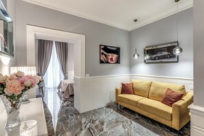 Kamar Quadruple Mewah, pemandangan kota | Brankas, meja kerja, kedap suara, dan setrika/meja setrika