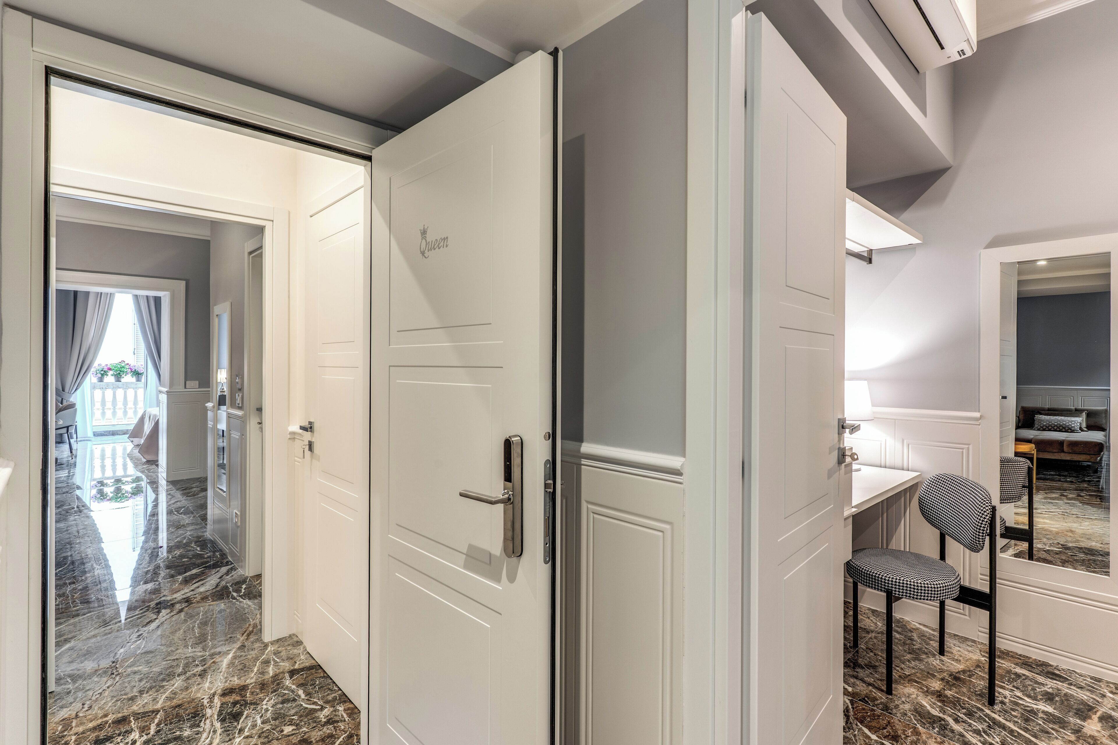 Quarto triplo júnior, sacada | Cofres nos quartos, escrivaninha, quartos à prova de som