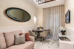 Familien-Suite, 2 Schlafzimmer, Stadtblick | Wohnbereich