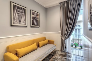 Habitación triple junior, balcón | Caja fuerte, escritorio, sistema de insonorización