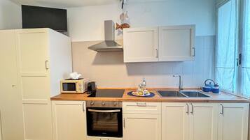 Frigorifero, microonde, piano cottura, macchina per tè/caffè