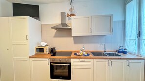 Kylskåp, mikrovågsugn, spishäll och kaffe- och tebryggare