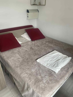 1 bedroom, WiFi, bed sheets