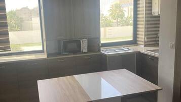 Microondas y placa de cocina
