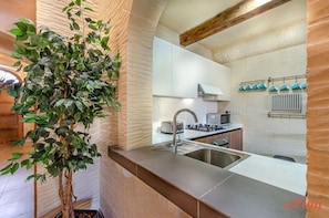 Køleskab, mikrobølgeovn, ovn, kogeplade