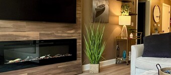 Lakeside Loft! Updated 2 BR condo/Close to Lodge & GN/Outdoor Pool/Free Parking